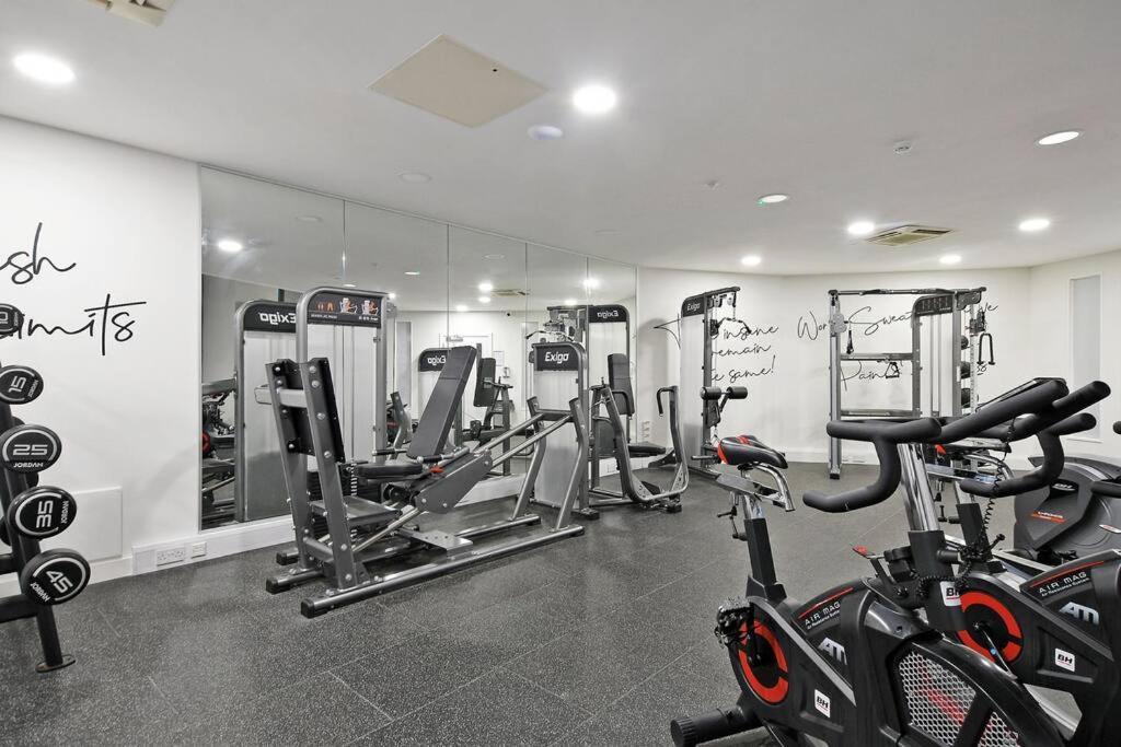 Perfectly Located City Centre Studio Apartment - West One With Free Wifi, Gym Access, Netflix Sheffield Zewnętrze zdjęcie