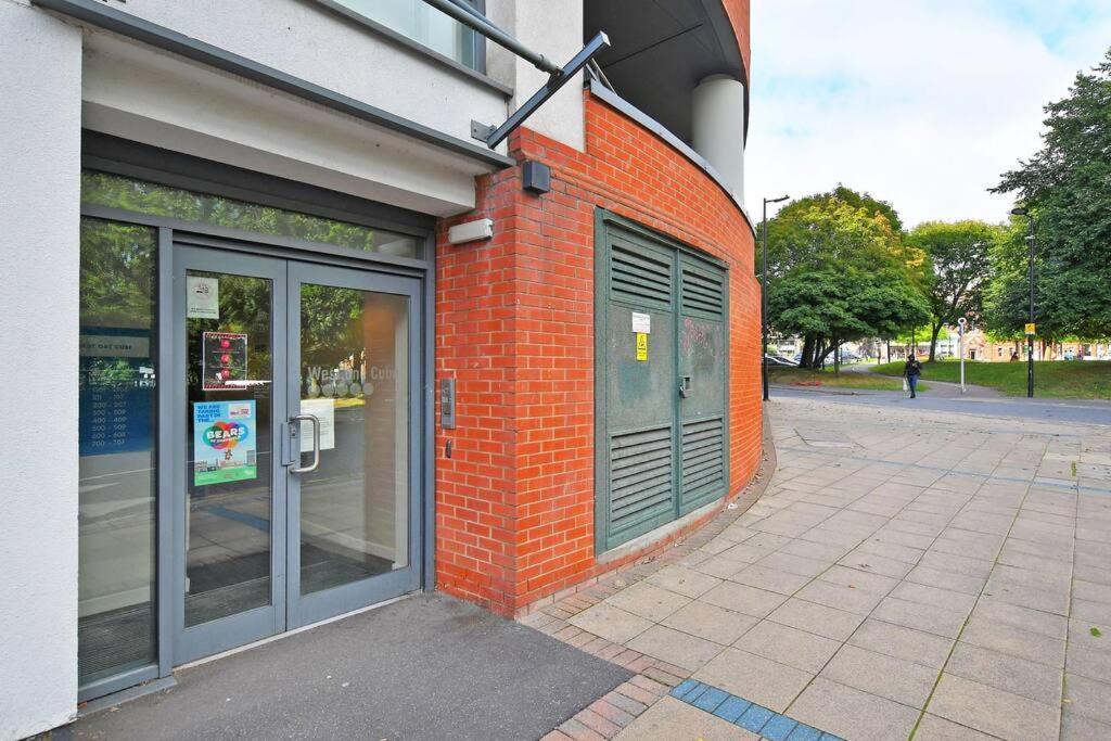 Perfectly Located City Centre Studio Apartment - West One With Free Wifi, Gym Access, Netflix Sheffield Zewnętrze zdjęcie