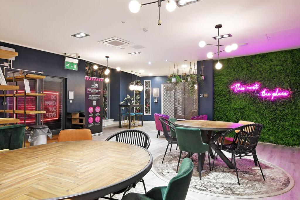 Perfectly Located City Centre Studio Apartment - West One With Free Wifi, Gym Access, Netflix Sheffield Zewnętrze zdjęcie