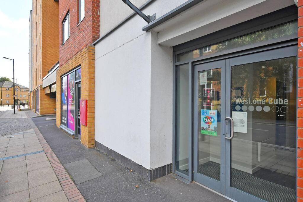 Perfectly Located City Centre Studio Apartment - West One With Free Wifi, Gym Access, Netflix Sheffield Zewnętrze zdjęcie