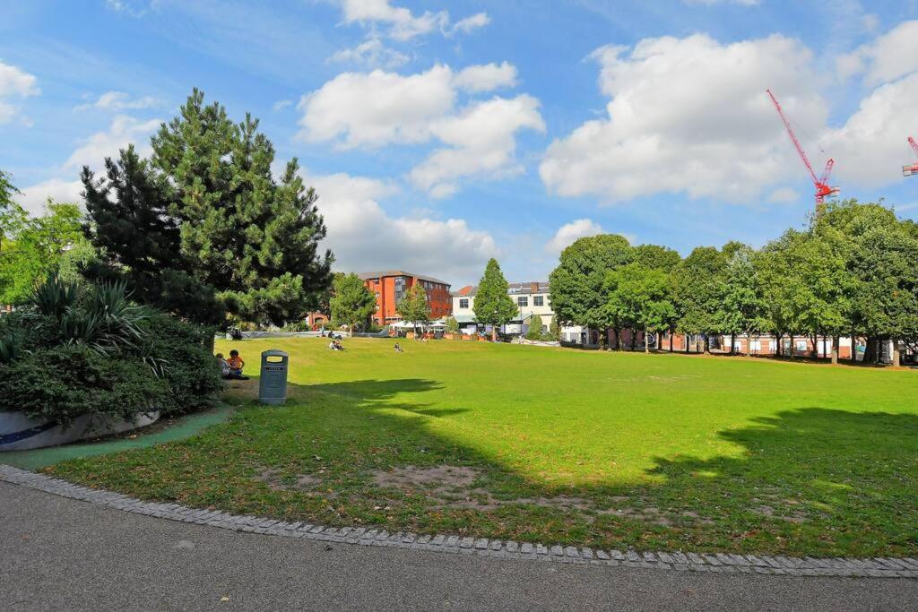 Perfectly Located City Centre Studio Apartment - West One With Free Wifi, Gym Access, Netflix Sheffield Zewnętrze zdjęcie