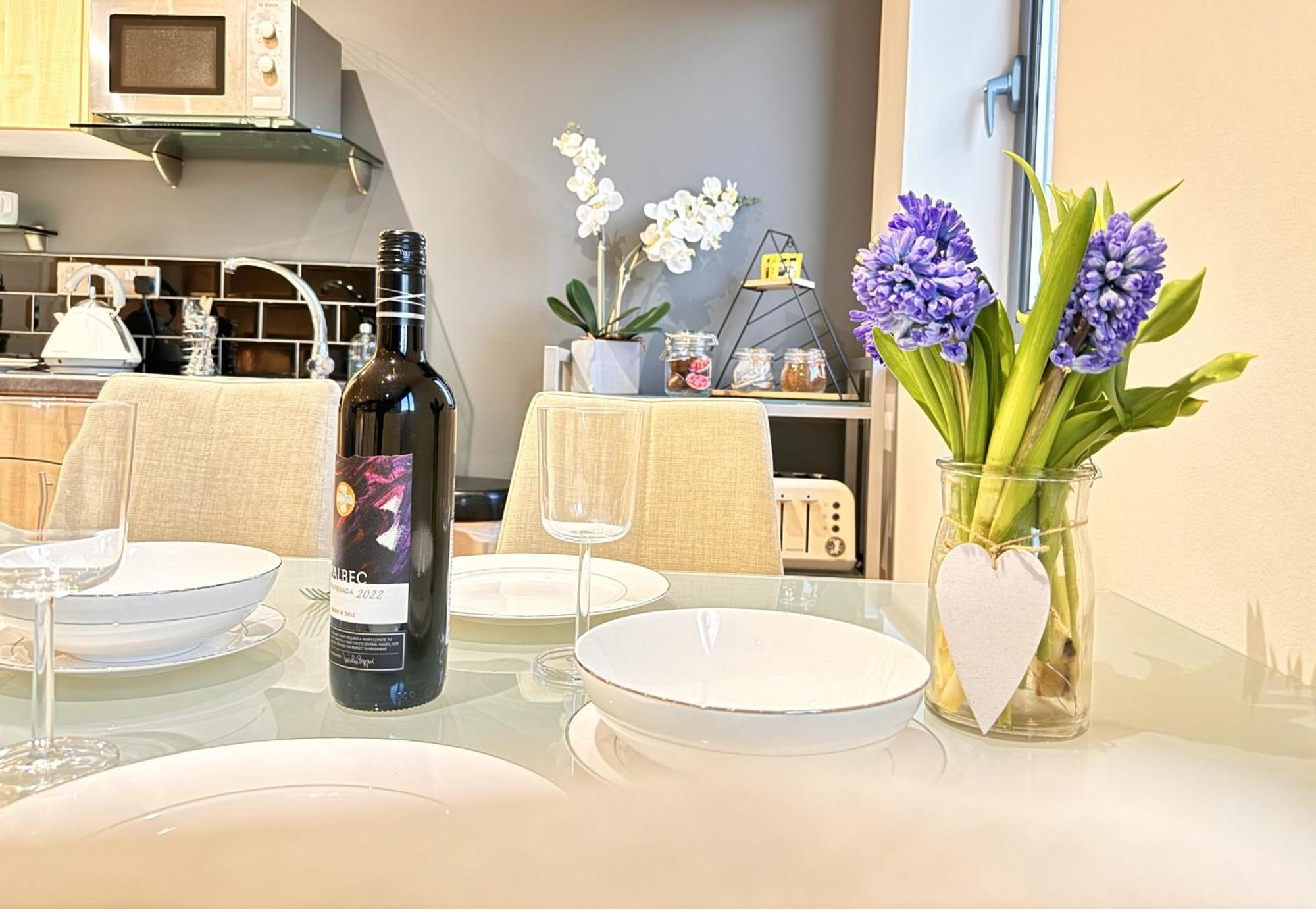 Perfectly Located City Centre Studio Apartment - West One With Free Wifi, Gym Access, Netflix Sheffield Zewnętrze zdjęcie