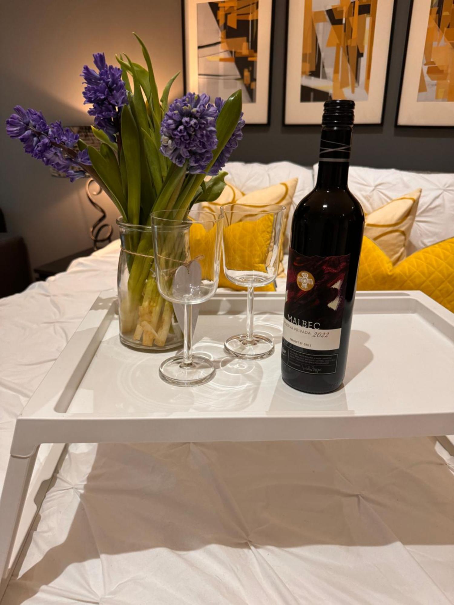 Perfectly Located City Centre Studio Apartment - West One With Free Wifi, Gym Access, Netflix Sheffield Zewnętrze zdjęcie